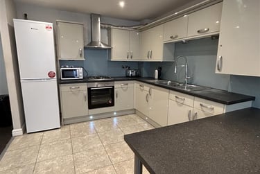 5 bed flat, 3 Sorrel Bank, Langworthy, Salford, M67FX - Image 2